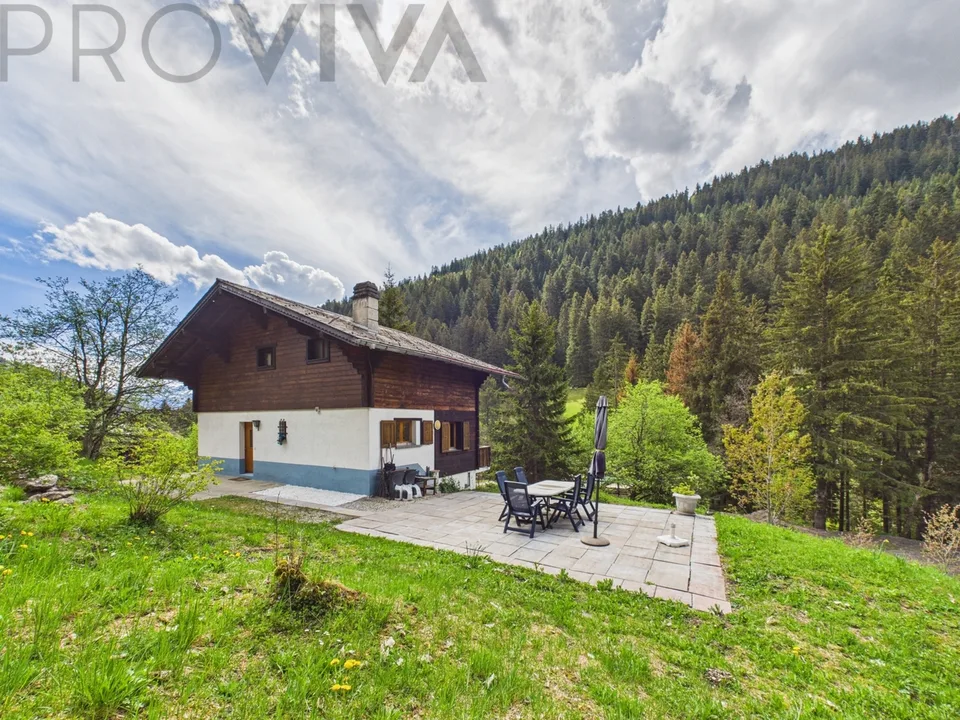 Felicità abitativa alpina - Chalet con oasi di benessere e vista montagna
