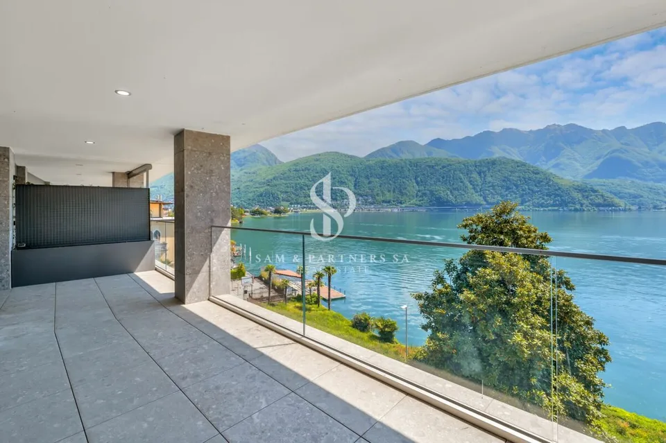 Penthouse con rooftop e vista lago
