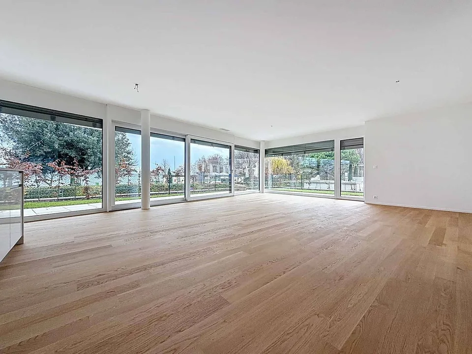 Neue 5.5-Zimmer-Wohnung mit überdachter Terrasse und Garten