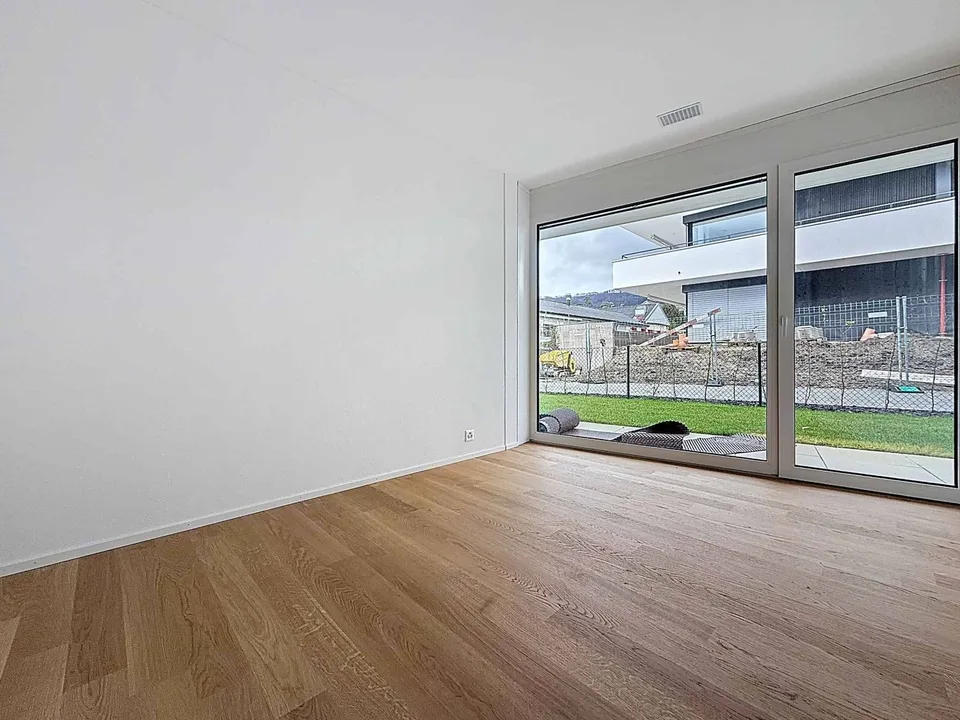 Neue 5.5-Zimmer-Wohnung mit überdachter Terrasse und Garten