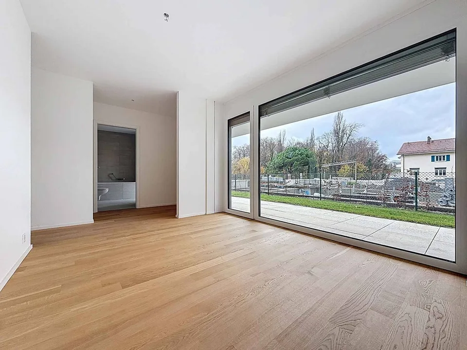 Neue 5.5-Zimmer-Wohnung mit überdachter Terrasse und Garten