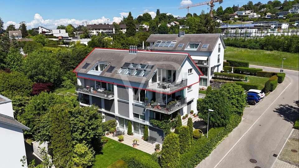 Vivre au-dessus des toits : appartement de 4,5 pièces au dernier étage avec une vue de rêve