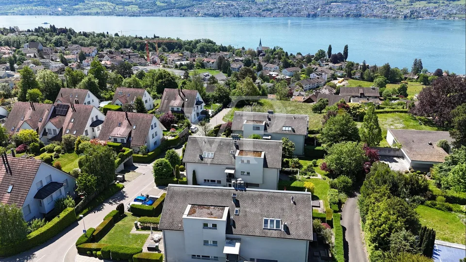 Vivre au-dessus des toits : appartement de 4,5 pièces au dernier étage avec une vue de rêve