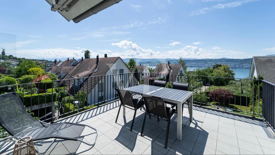 Vivre au-dessus des toits : appartement de 4,5 pièces au dernier étage avec une vue de rêve