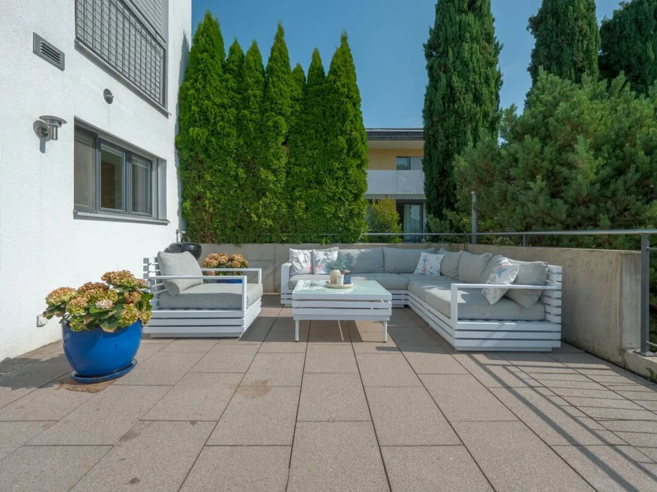Moderne Wohnperle - freistehendes 6.5 Z' EFH mit Pool, Sauna und Whirlpool