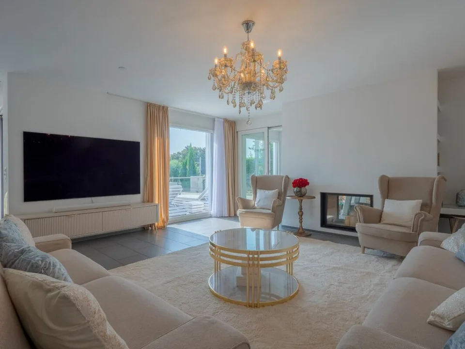 Moderne Wohnperle - freistehendes 6.5 Z' EFH mit Pool, Sauna und Whirlpool