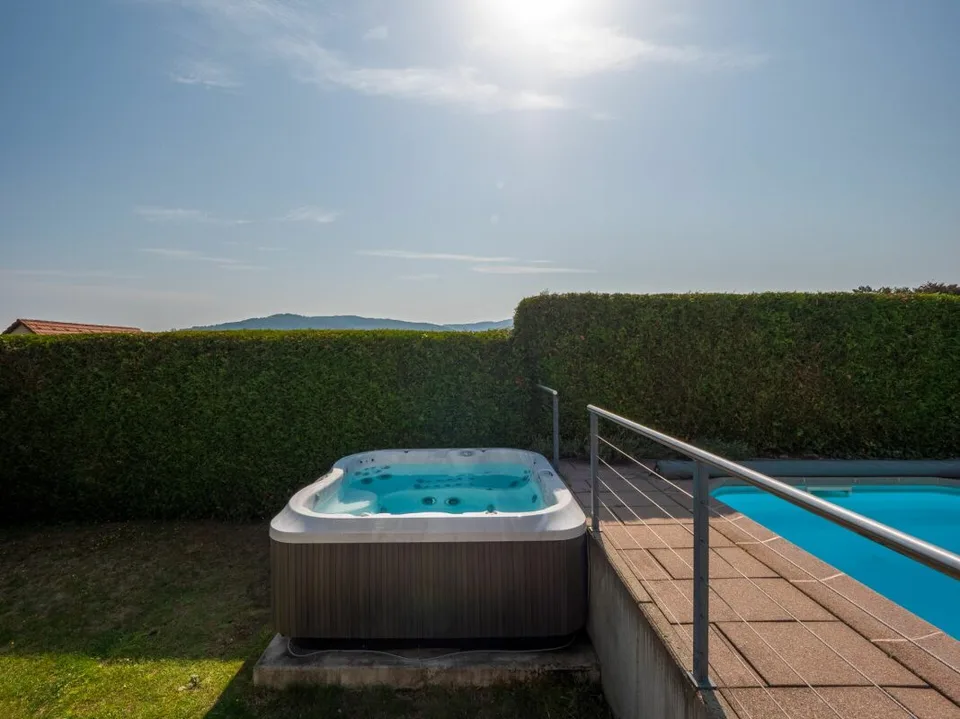 Moderne Wohnperle - freistehendes 6.5 Z' EFH mit Pool, Sauna und Whirlpool