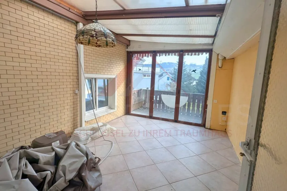 Casa multifamiliare nella zona centrale di Grossdietwil con spazio commerciale e potenziale di sviluppo polivalente