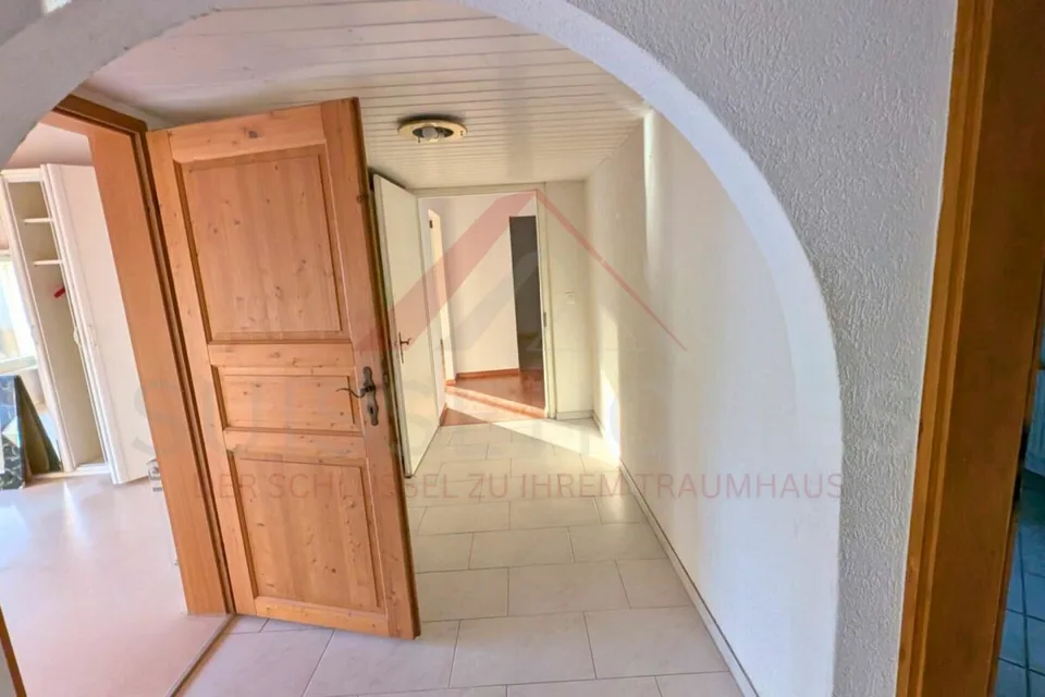 Casa multifamiliare nella zona centrale di Grossdietwil con spazio commerciale e potenziale di sviluppo polivalente