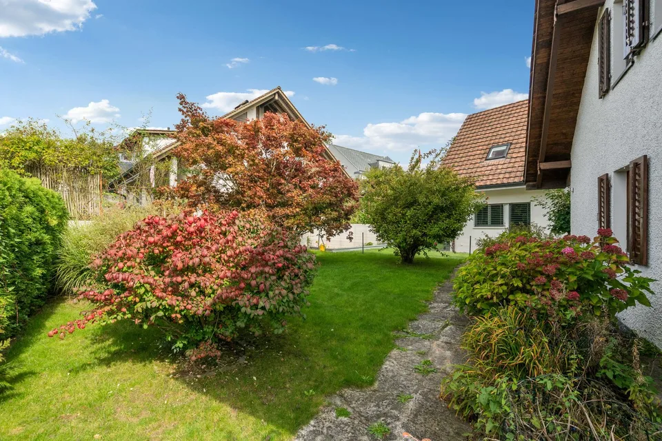 Idillio di giardino in posizione ideale – Casa soleggiata di 6,5 locali con terreno circostante