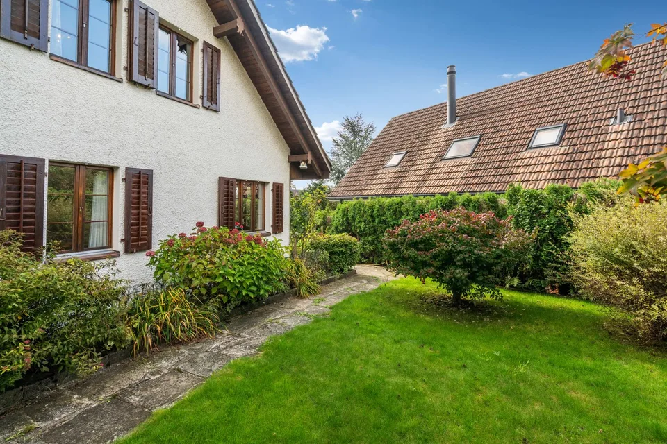 Idillio di giardino in posizione ideale – Casa soleggiata di 6,5 locali con terreno circostante