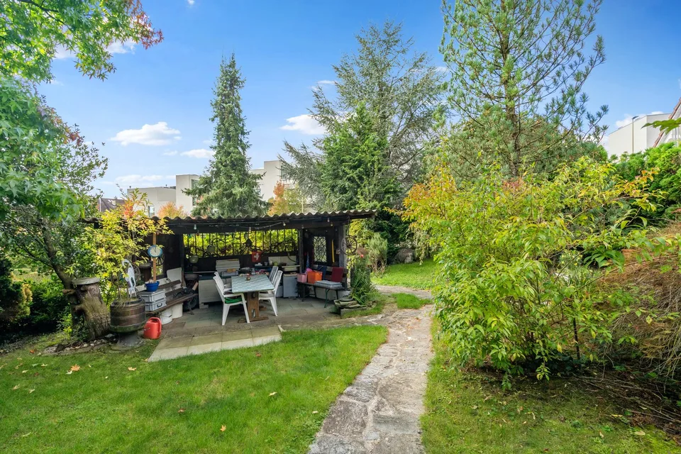 Idillio di giardino in posizione ideale – Casa soleggiata di 6,5 locali con terreno circostante