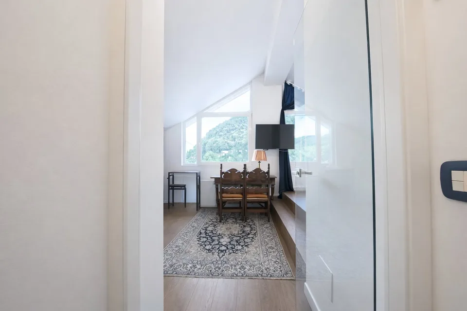 MODERNA MANSARDA DI DESIGN CON VISTA LAGO – Foto 6 von 12