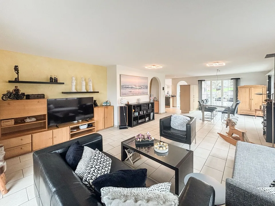 Spacieuse maison unifamiliale de 6,5 pièces avec cheminée dans un excellent emplacement