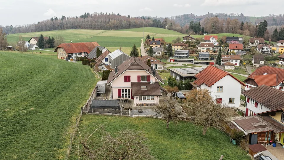 Spacieuse maison unifamiliale de 6,5 pièces avec cheminée dans un excellent emplacement