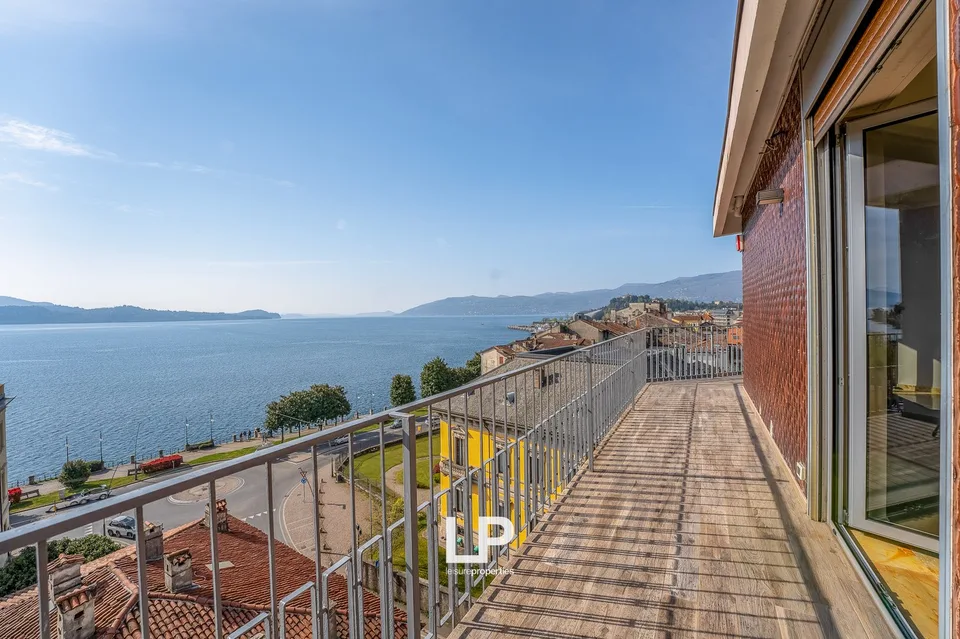 Penthouse di lusso con vista lago a Intra