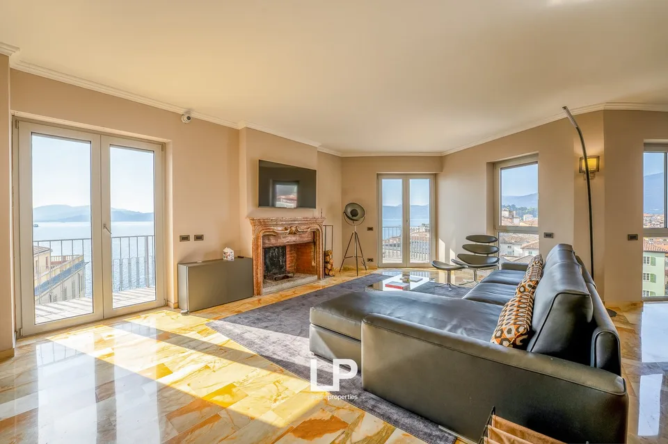 Luxuriöses Penthouse mit Seeblick in Intra