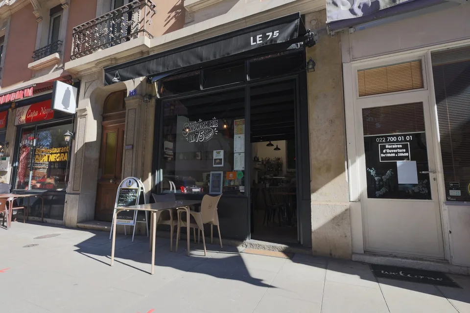 Arcade louée à vendre au 75 rue de Carouge, 1205 Genève