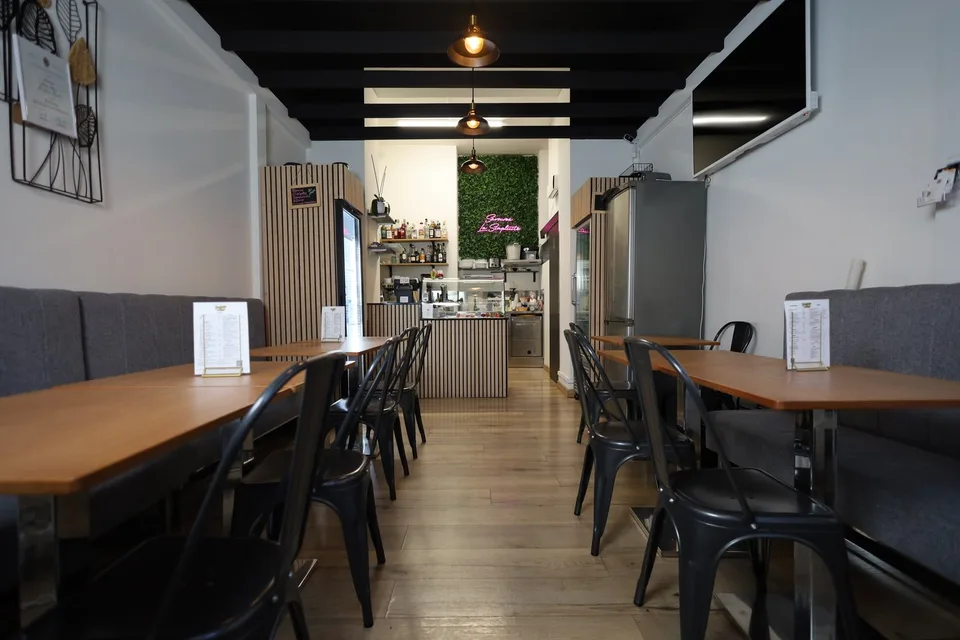 Arcade louée à vendre au 75 rue de Carouge, 1205 Genève