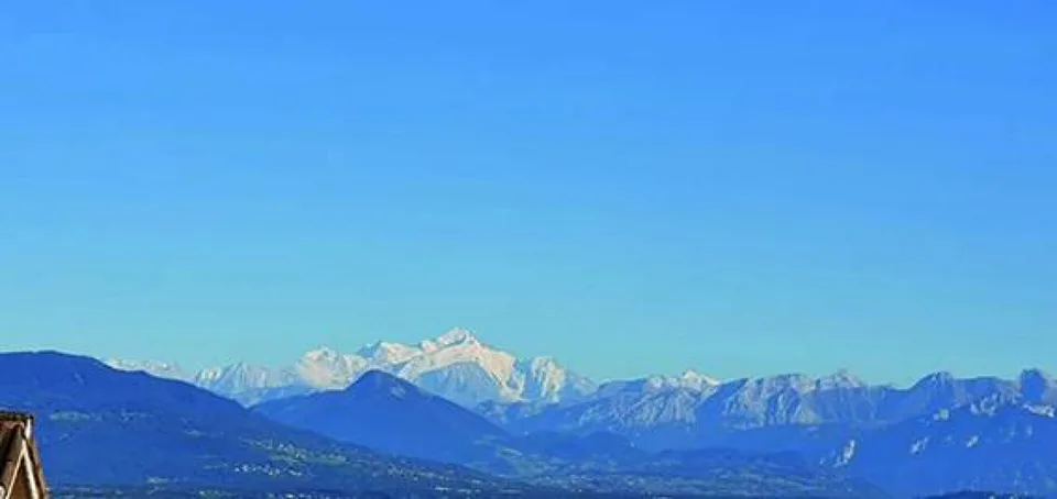 Villa indipendente di 9 locali a Sauverny