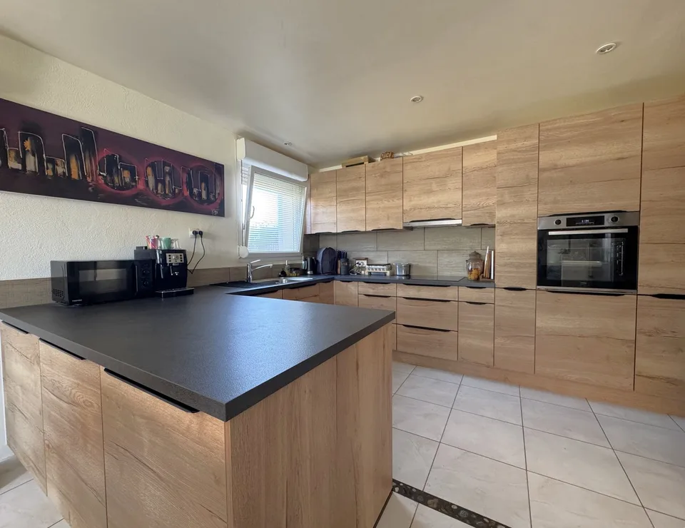Wohnung im Doppelhaus mit 4 Zimmern, Garten und Garage
