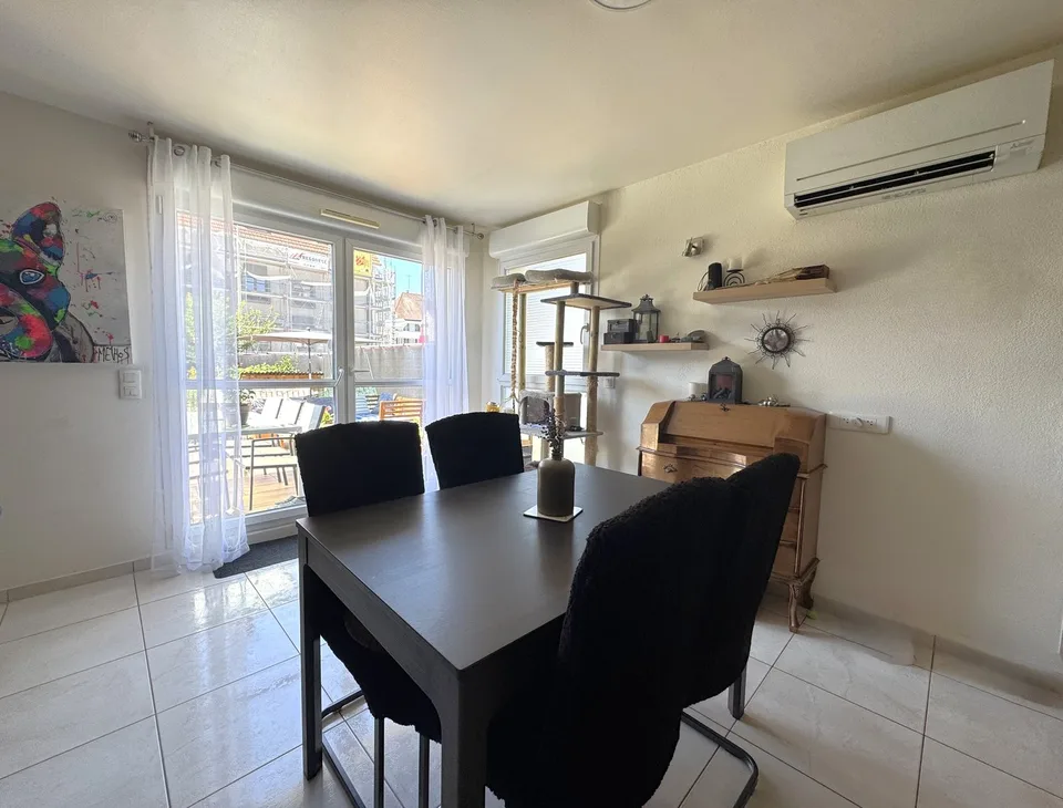 Wohnung im Doppelhaus mit 4 Zimmern, Garten und Garage
