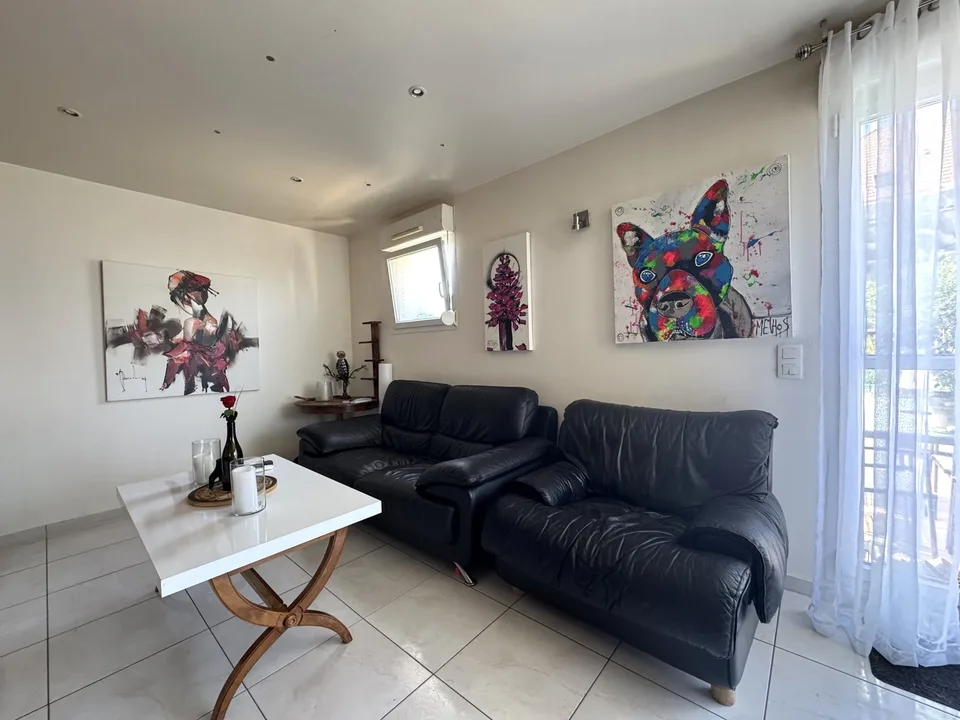 Wohnung im Doppelhaus mit 4 Zimmern, Garten und Garage
