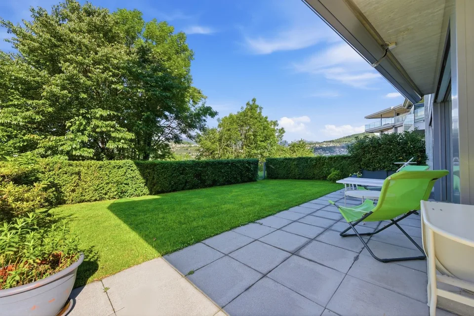 Modern und einladend mit großem privatem Garten.