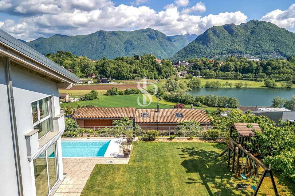 Villa con vista lago e piscina