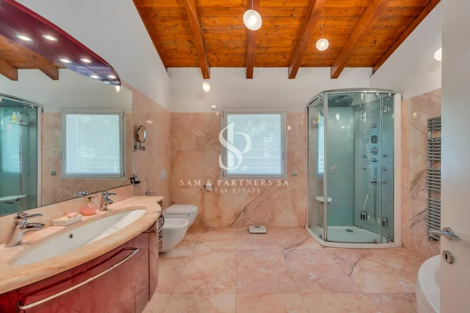 Villa mit Seeblick und Swimmingpool – Foto 19 von 19