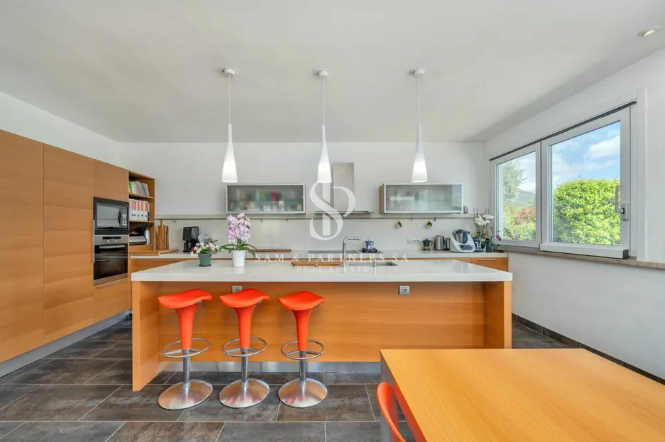 Villa mit Seeblick und Swimmingpool – Foto 9 von 19
