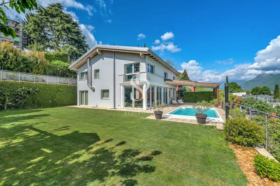 Villa con vista lago e piscina