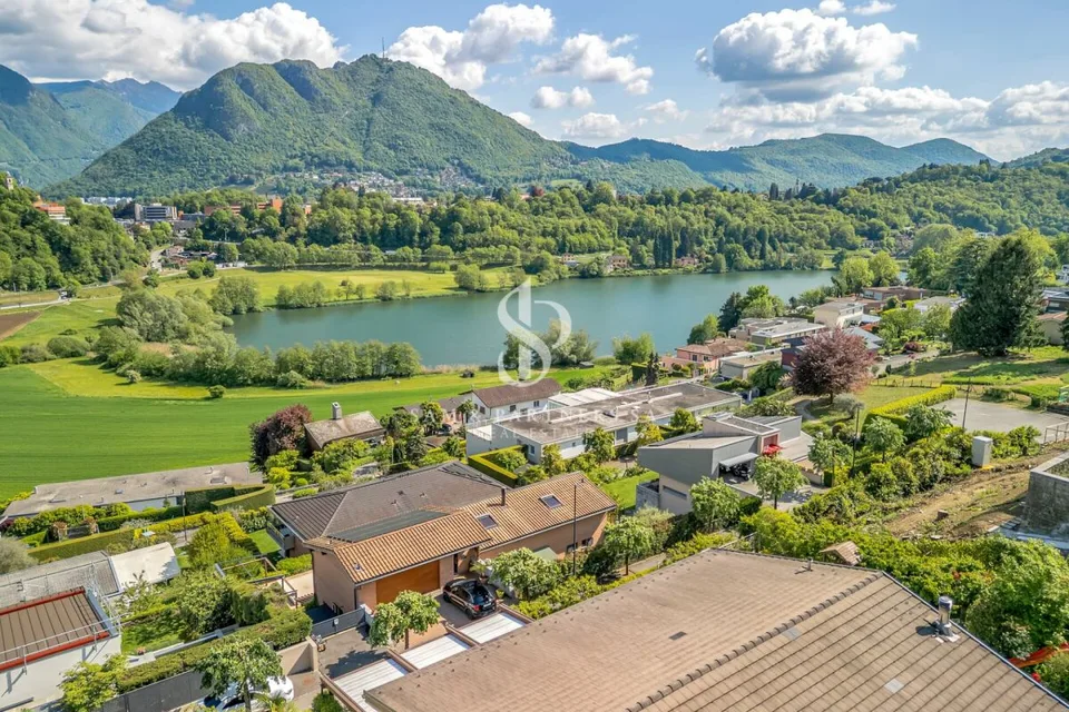 Villa con vista lago e piscina