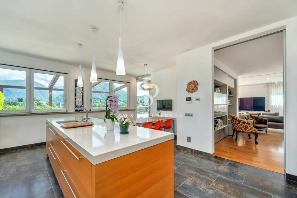 Villa mit Seeblick und Swimmingpool – Foto 10 von 19