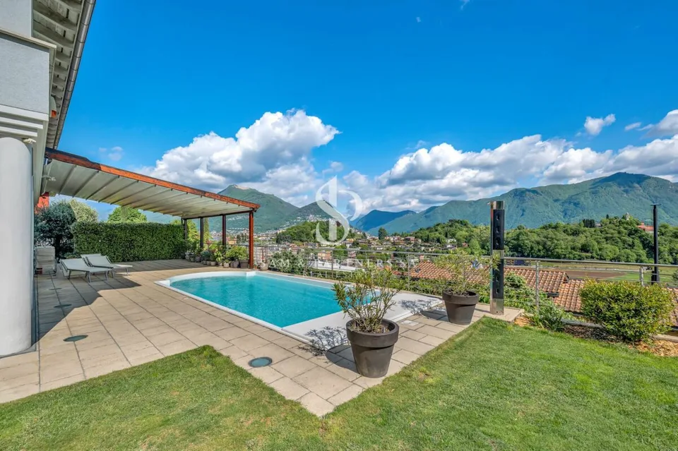 Villa con vista lago e piscina