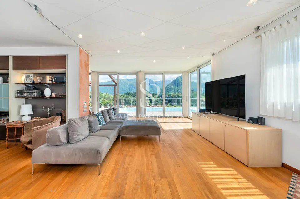 Villa con vista lago e piscina