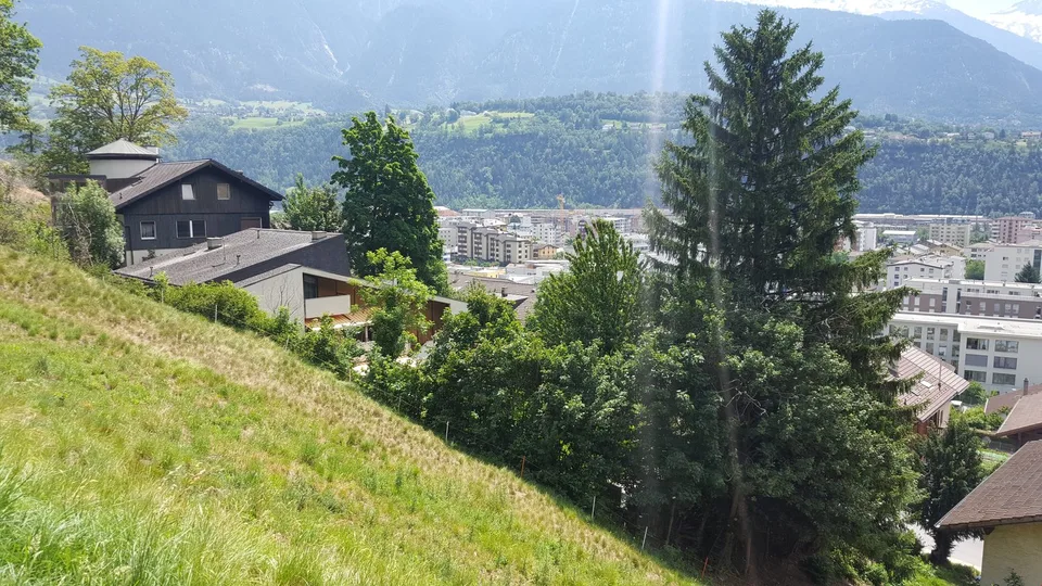 Terreno edificabile rialzato sopra i tetti di Naters