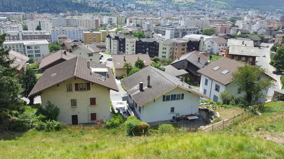 Terreno edificabile rialzato sopra i tetti di Naters