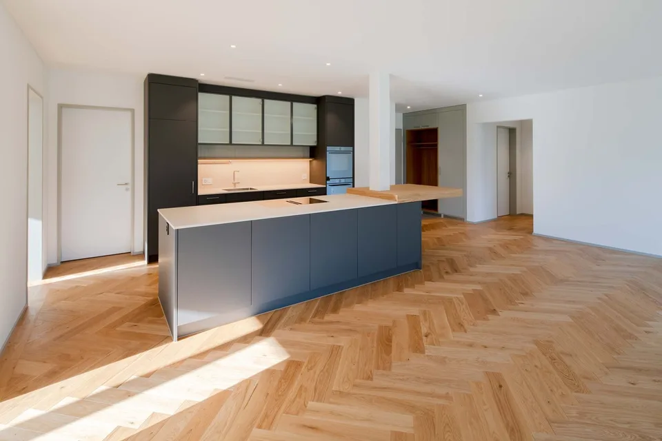 Appartamento di giardino nuovo pronto per essere occupato sulla pendice soleggiata