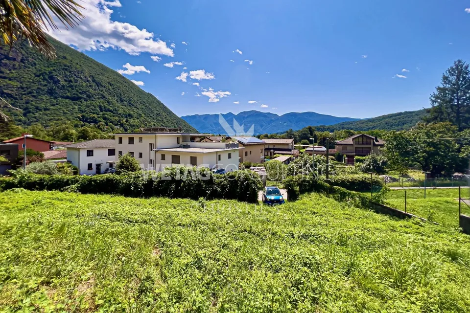 Bello terreno edificabile in vendita a Tegna con una vista aperta eccellente sul Lago Maggiore