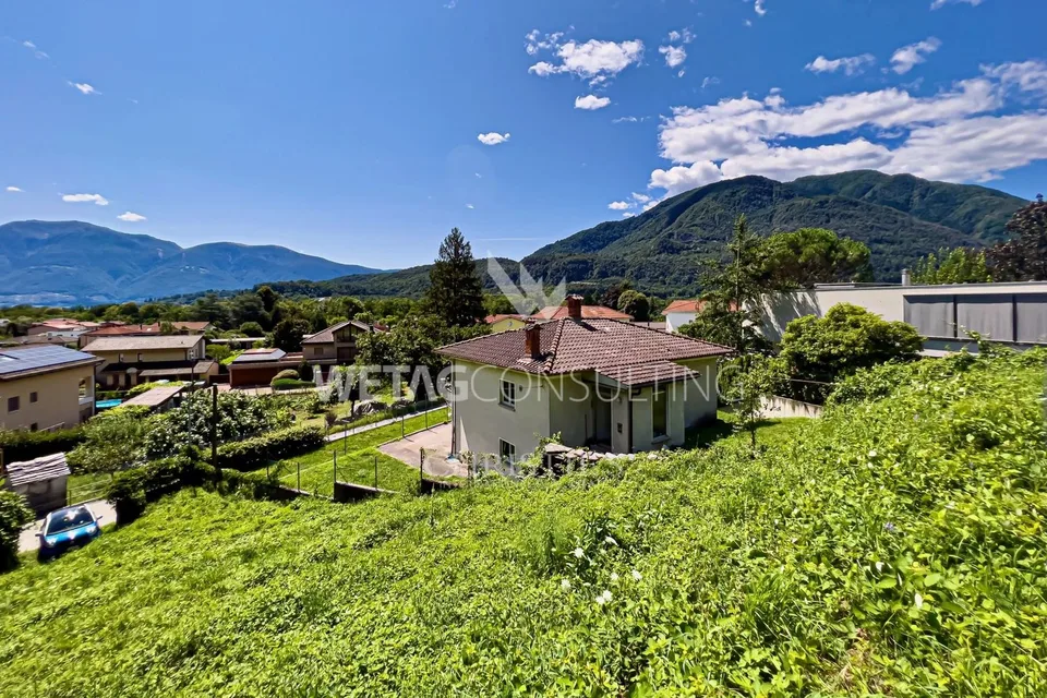 Bello terreno edificabile in vendita a Tegna con una vista aperta eccellente sul Lago Maggiore