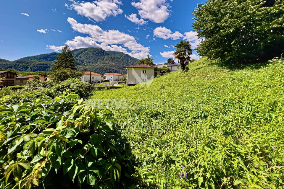 Bello terreno edificabile in vendita a Tegna con una vista aperta eccellente sul Lago Maggiore