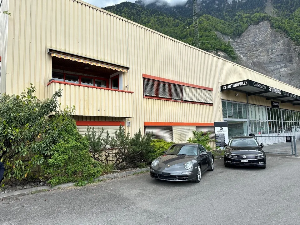 Halle artisanale de 1670 m2 avec zone résidentielle de 212 m2 à Villeneuve