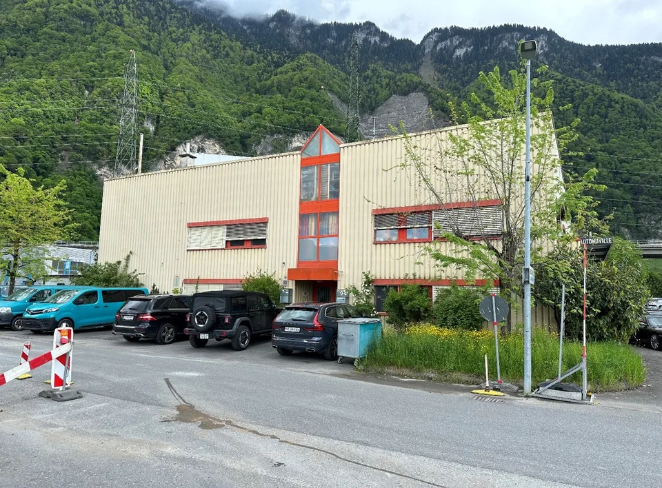 Halle artisanale de 1670 m2 avec zone résidentielle de 212 m2 à Villeneuve