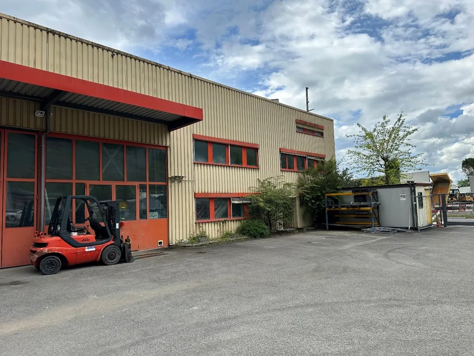 Halle artisanale de 1670 m2 avec zone résidentielle de 212 m2 à Villeneuve