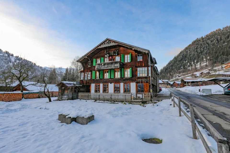 2- Familienwohnhaus mit Werkstatt und Baulandparzelle