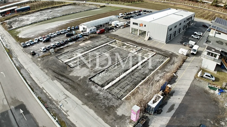 Außergewöhnliches Grundstück mit genehmigtem Gewerbeprojekt