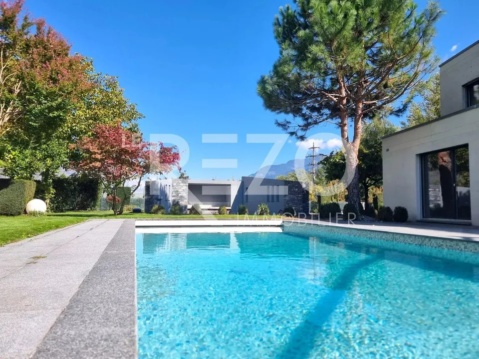 Architect-designed villa with swimming pool and sauna - Fully