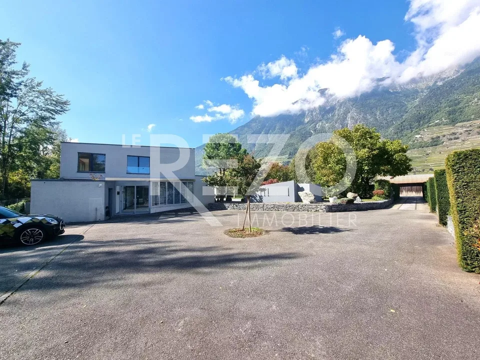 Architektenentworfene Villa mit Swimmingpool und Sauna - Vollständig