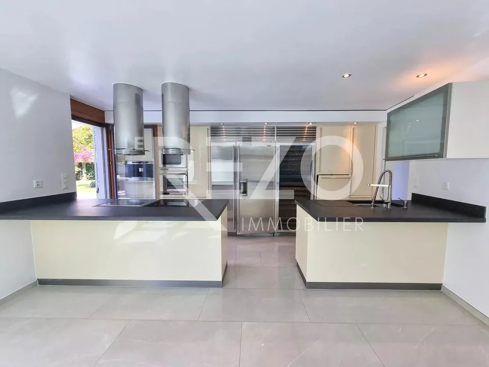 Architektenentworfene Villa mit Swimmingpool und Sauna - Vollständig